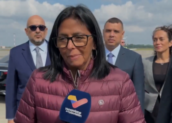Delcy Rodríguez llega a La Haya para defender a Venezuela en la disputa con Guyana