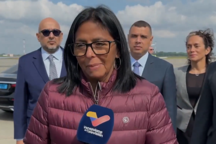 Delcy Rodríguez llega a La Haya para defender a Venezuela en la disputa con Guyana