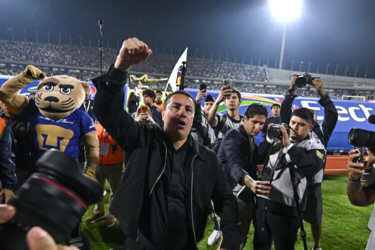 Efraín Juárez celebra una Final de Liga MX con técnicos mexicanos en el Pumas vs Cruz Azul