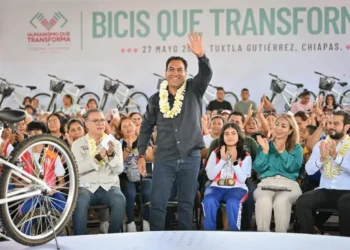 Eduardo Ramírez entrega bicicletas y mochilas a estudiantes de Tuxtla Gutiérrez
