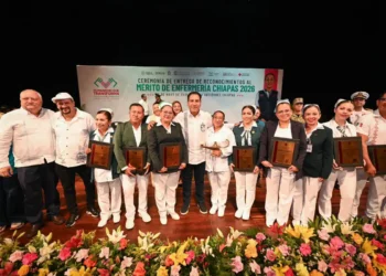 Eduardo Ramírez Aguilar reconoce al personal de enfermería e instala el Comité Estatal de Partería