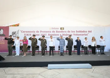Eduardo Ramírez atestigua Ceremonia de Protesta de Bandera de Soldados del SMN