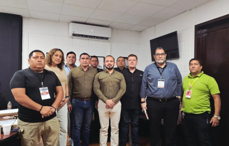 FGE se reúne con gerentes y jefes de seguridad de plazas comerciales de Tuxtla