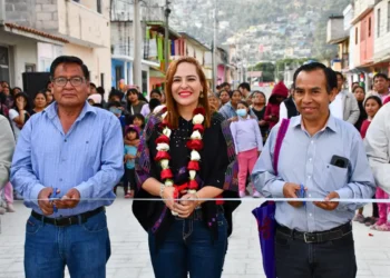 Inaugura alcaldesa Fabiola Ricci obra de pavimentación en la colonia Erasto Urbina