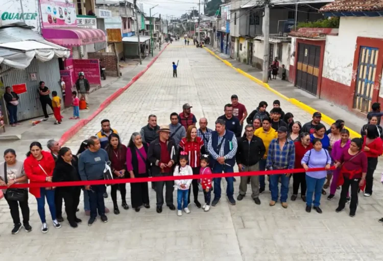 Inaugura Fabiola Ricci la Calzada de la Quinta del Barrio de La Garita en la zona oriente de San Cristóbal