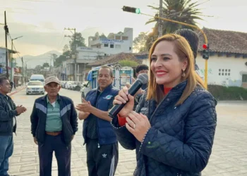 Inaugura Fabiola Ricci semáforos en La Garita 