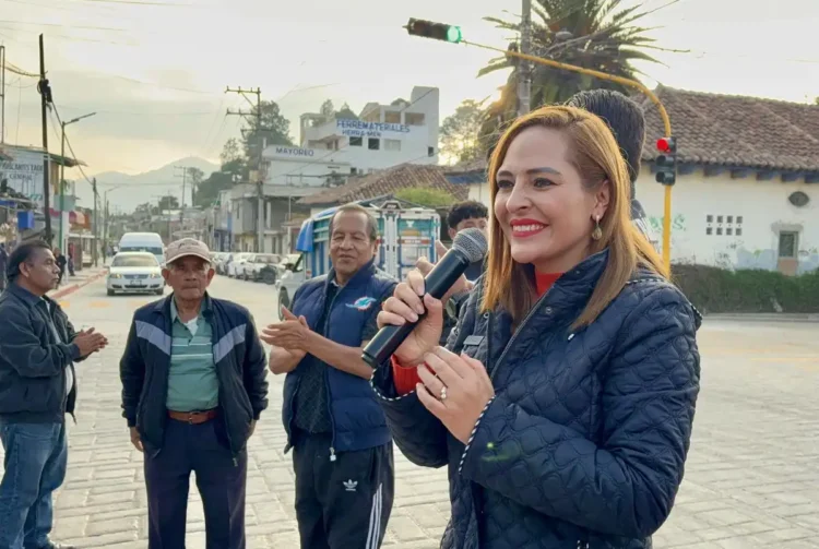 Inaugura Fabiola Ricci semáforos en La Garita 