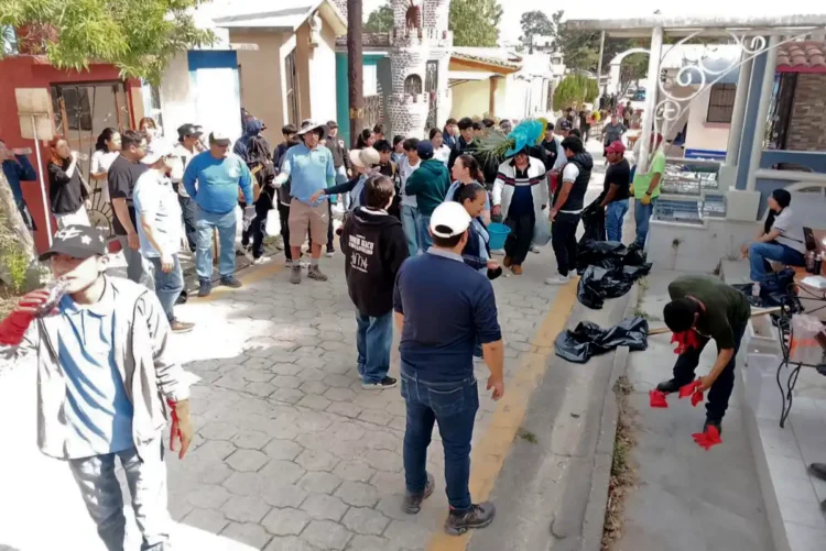 Jornada de limpieza en panteón municipal con participación estudiantil y ciudadana