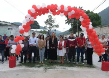 Inaugura Fabiola Ricci pavimentación de la calle Aserradero en la Zona Sur