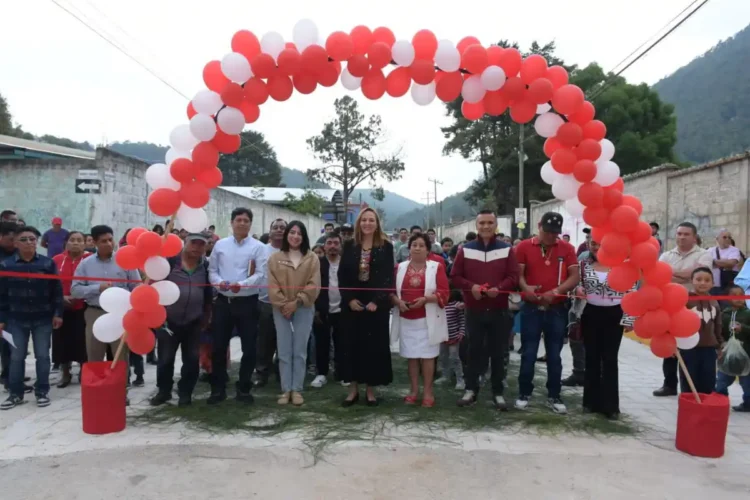 Inaugura Fabiola Ricci pavimentación de la calle Aserradero en la Zona Sur