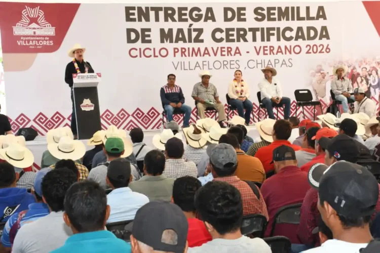 Secretario del Campo atestigua entrega de semilla de maíz realizada por el Ayuntamiento de Villaflores
