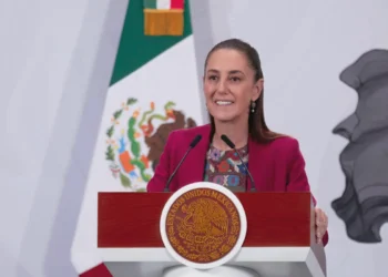 Presidenta presenta el prototipo del minivehículo eléctrico mexicano Olinia