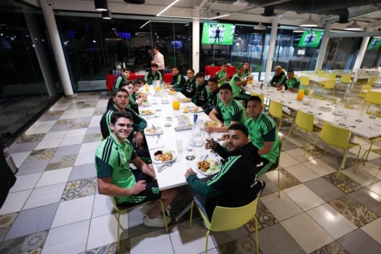 El Tri cena en el CAR mientras el Toluca cumple el pacto de Aguirre: La imagen de la disciplina