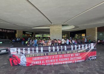 Continúa huelga: CNTE toma plazas comerciales en Tuxtla