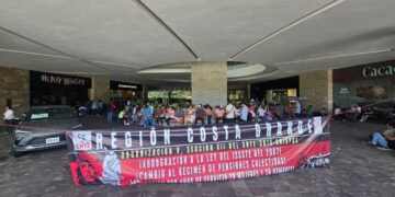 Continúa huelga: CNTE toma plazas comerciales en Tuxtla