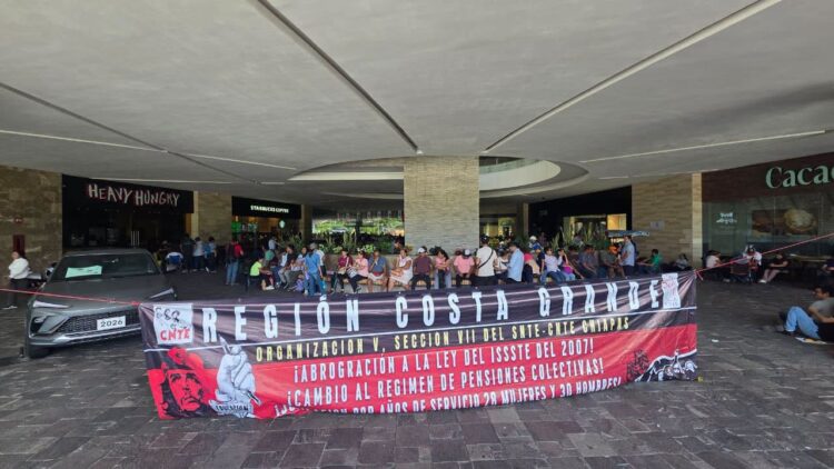 Continúa huelga: CNTE toma plazas comerciales en Tuxtla