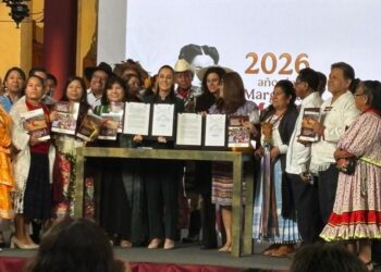 Sheinbaum firma convocatoria para consulta indígena; iniciativa llegará al Congreso en octubre