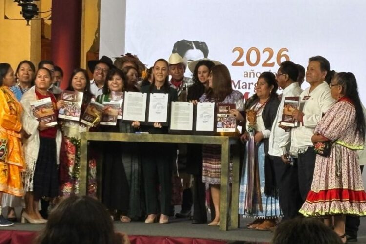 Sheinbaum firma convocatoria para consulta indígena; iniciativa llegará al Congreso en octubre