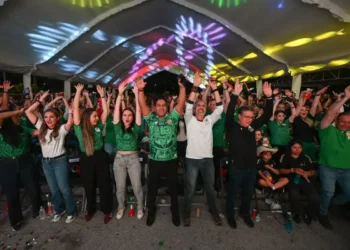 Eduardo Ramírez celebra junto a la afición chiapaneca el triunfo de México 