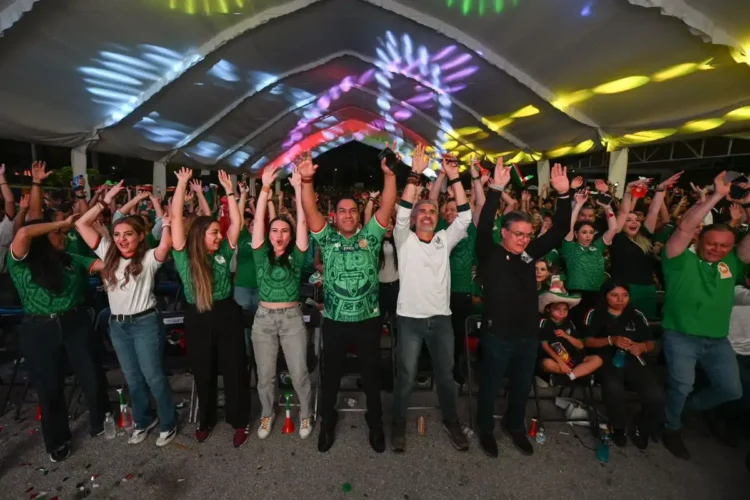 Eduardo Ramírez celebra junto a la afición chiapaneca el triunfo de México 