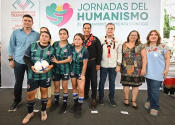 Eduardo Ramírez acerca programas y servicios a familias mediante las Jornadas del Humanismo