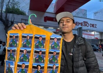 Mundial 2026: El estudiante que paga su carrera vendiendo “futbolistas santos” de la Selección