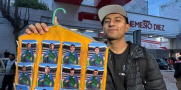 Mundial 2026: El estudiante que paga su carrera vendiendo “futbolistas santos” de la Selección