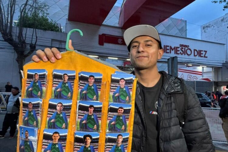 Mundial 2026: El estudiante que paga su carrera vendiendo “futbolistas santos” de la Selección