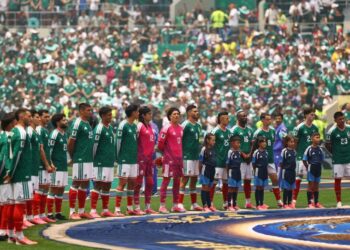 Las lágrimas de un niño: Gilberto Mora llora durante el Himno Nacional en la inauguración del Mundial