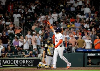 Isaac Paredes alcanza los 100 jonrones en Grandes Ligas