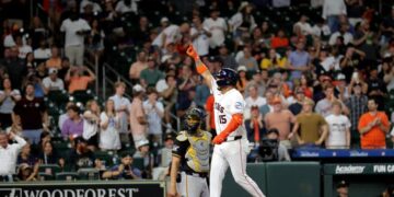 Isaac Paredes alcanza los 100 jonrones en Grandes Ligas