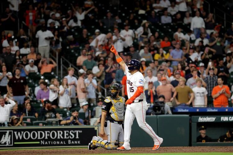 Isaac Paredes alcanza los 100 jonrones en Grandes Ligas