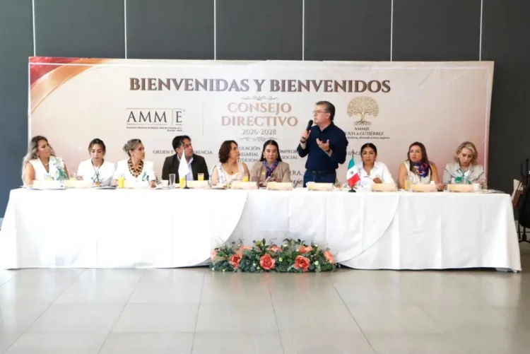 Paco Chacón reconoce el papel de las mujeres de la AMMJE en su visión de transformación humanista