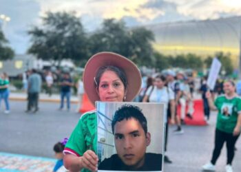 Protestan afuera del Estadio Monterrey por desaparecidos