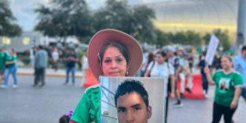 Protestan afuera del Estadio Monterrey por desaparecidos