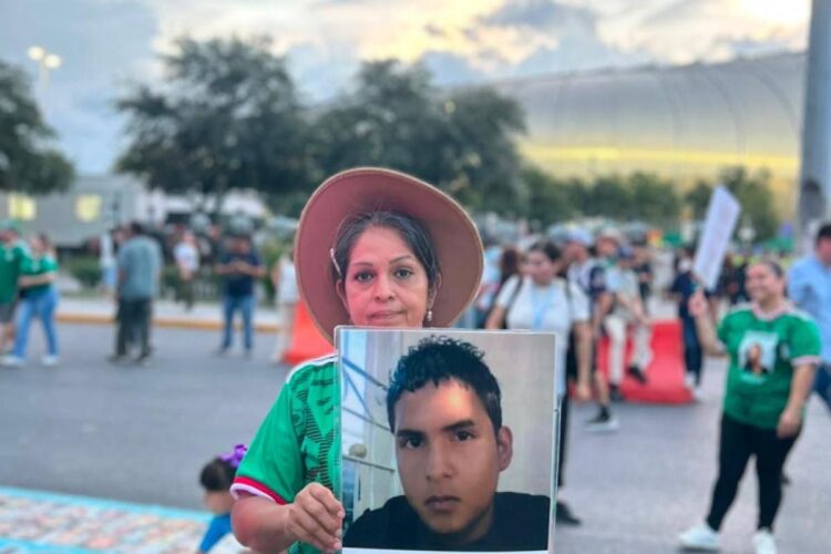 Protestan afuera del Estadio Monterrey por desaparecidos