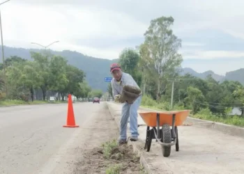 Refuerzan acciones preventivas de limpieza en el bulevar Juan Sabines 