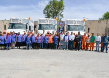 Entregan camiones de recolección y uniformes a trabajadores de Limpia Municipal
