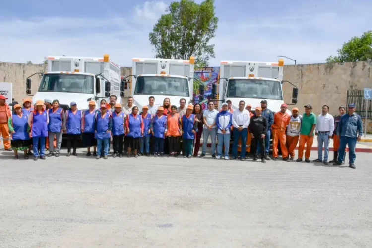 Entregan camiones de recolección y uniformes a trabajadores de Limpia Municipal
