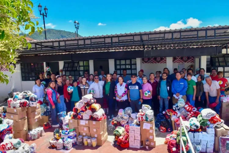Reconocen la labor de los padres de familia de San Cristóbal de Las Casas