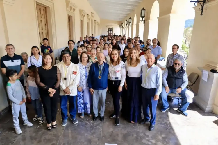 Fabiola Ricci reconoce 44 años de trayectoria del maestro Mario Penagos 
