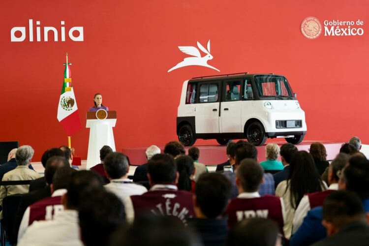 Claudia Sheinbaum presenta el vehículo eléctrico Olinia 1