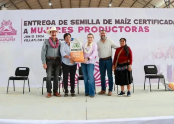 Marco Antonio Barba y Valeria Rosales entregan semillas de maíz a 3 mil mujeres del campo
