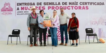 Marco Antonio Barba y Valeria Rosales entregan semillas de maíz a 3 mil mujeres del campo