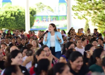 Alcaldesa de Villaflores, asiste a partido de México en zona VIP