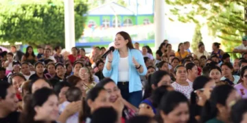 Alcaldesa de Villaflores, asiste a partido de México en zona VIP