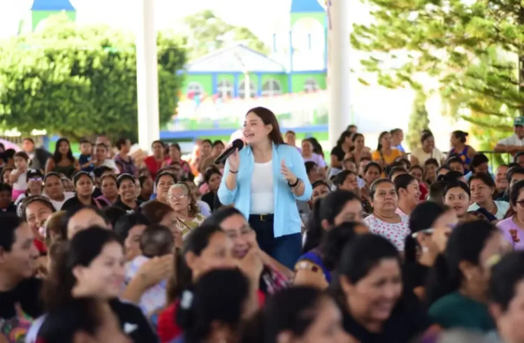 Alcaldesa de Villaflores, asiste a partido de México en zona VIP