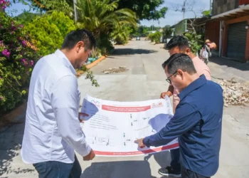 Supervisa Jorge Acero avances de trabajos de bacheo en Ciudad Maya