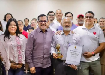 Entregan reconocimiento a Gilberto Aguilar en Congreso del Estado