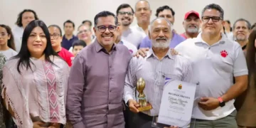 Entregan reconocimiento a Gilberto Aguilar en Congreso del Estado